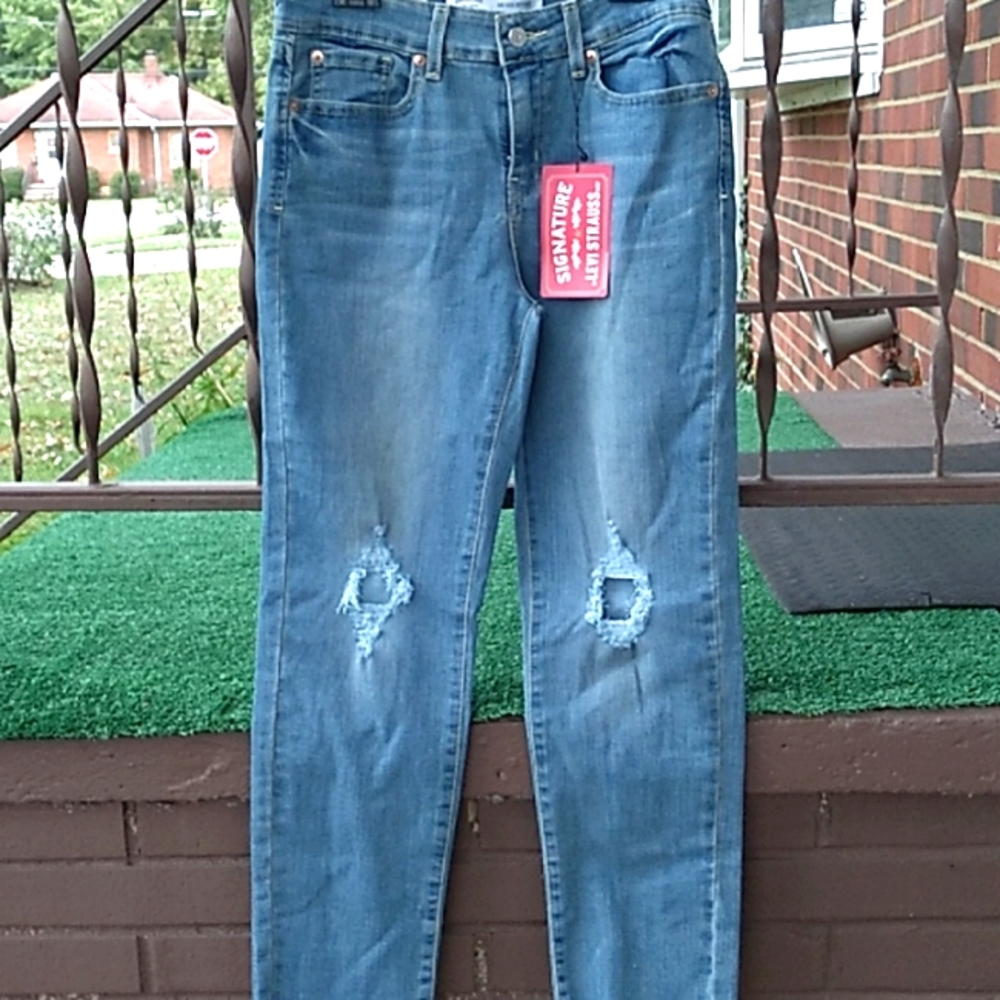 LEVI Strauss Signature slim boyfriend jeans size 6, NWOT
